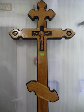 Крест дубовый с вырезанным Иисусом