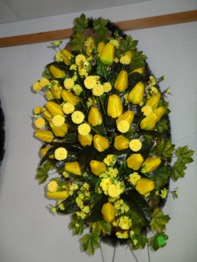 Венок из желтых тюльпанов